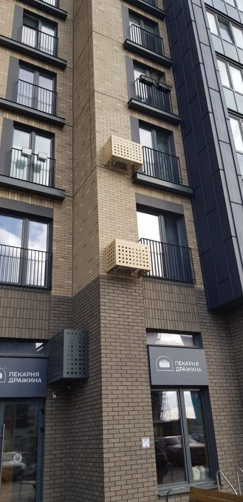 Балкон с кондиционерами в многоэтажке.